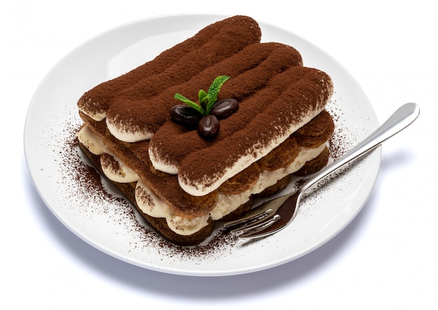 Dessert classico di tiramisù sul piatto ceramico isolato su superficie bianca con il percorso di ritaglio