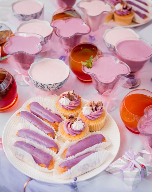 Dessert con crema sul grande tavolo