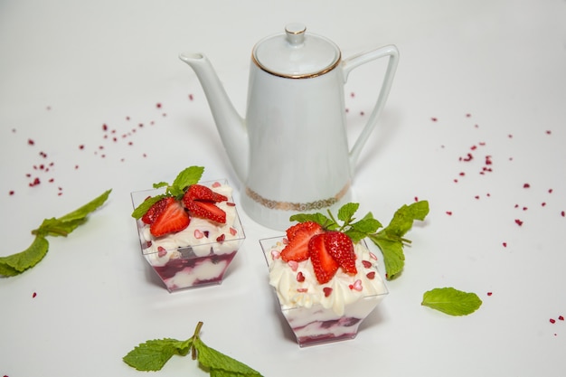 Dessert con fragole e menta