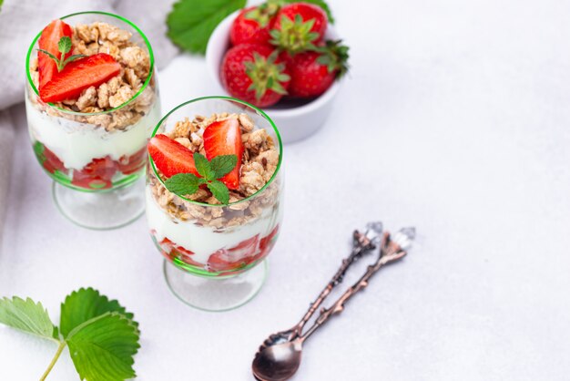 Dessert con fragole, yogurt e muesli