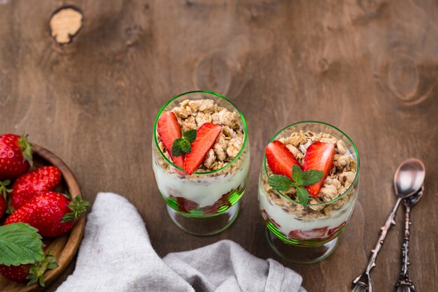 Dessert con fragole, yogurt e muesli