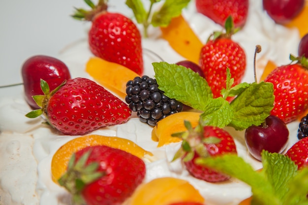 Dessert con frutta e menta