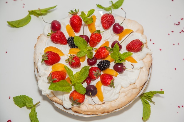 Dessert con frutta e menta