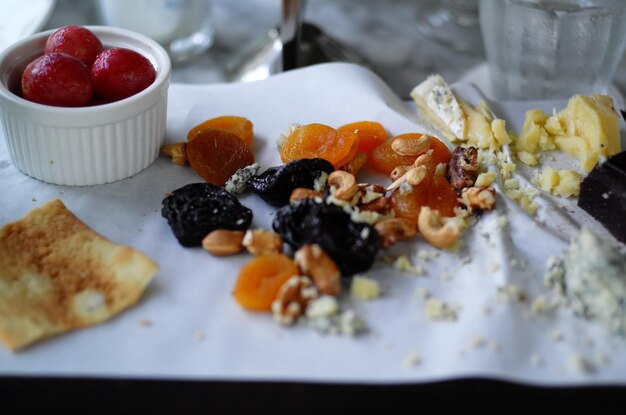 Dessert con frutta secca in tavola