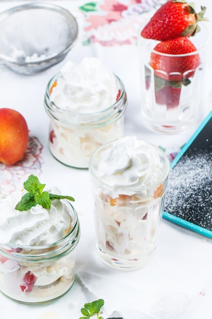 Dessert con merengue e frutti di bosco