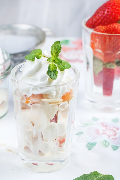 Dessert con merengue e frutti di bosco