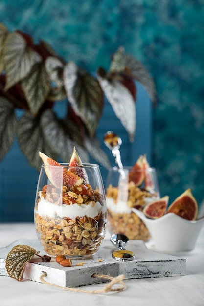 Dessert con muesli e yogurt greco in bicchieri