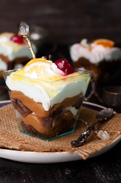 Dessert con panna in un bicchiere