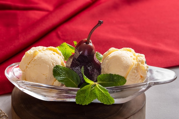dessert con pere dolci bollite al vino rosso servito con gelato alla vaniglia