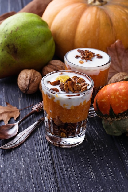 Dessert con zucca e muesli. Messa a fuoco selettiva