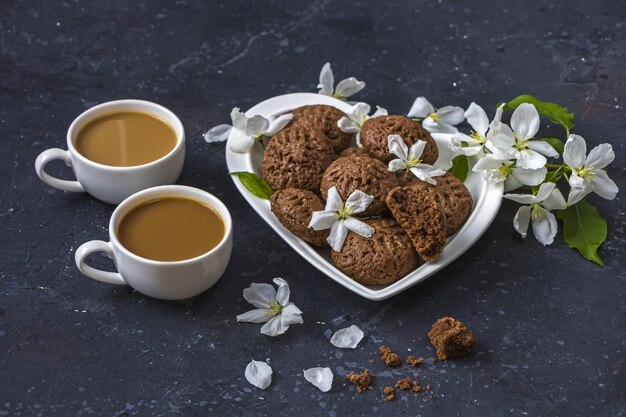 Dessert da servire per la pausa caffè su un piatto a forma di cuore.