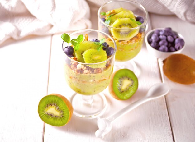 Dessert dei frullati di verde del kiwi su una tavola bianca