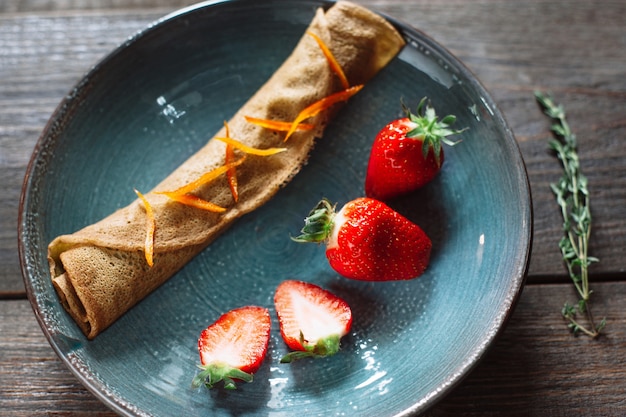 Dessert del pancake con la fragola