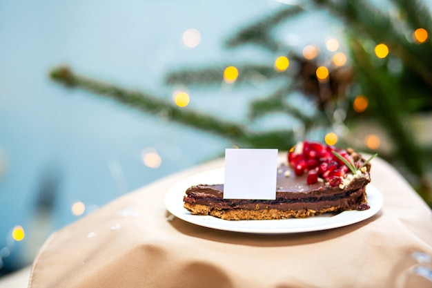 Dessert delizioso del bigné del cioccolato zuccherato di mattina sulla tavola di legno