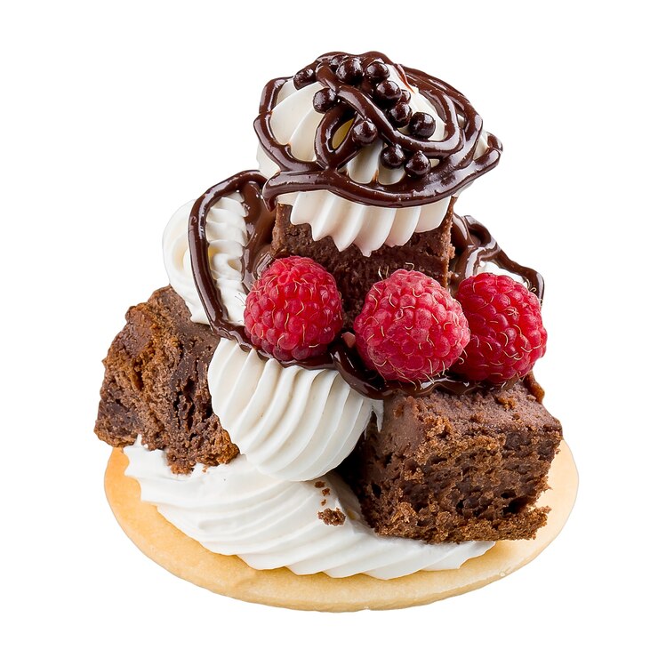 Foto dessert della pasticceria isolato con crema e frutti di bosco