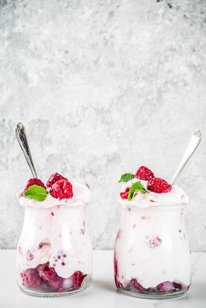 Dessert della prima colazione con i lamponi freschi