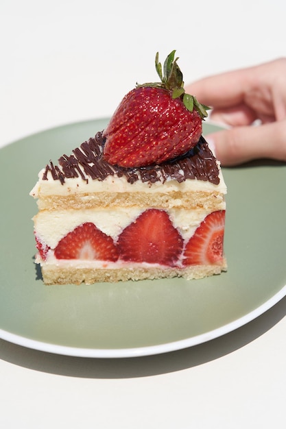 Dessert della torta di formaggio della fragola su priorità bassa bianca