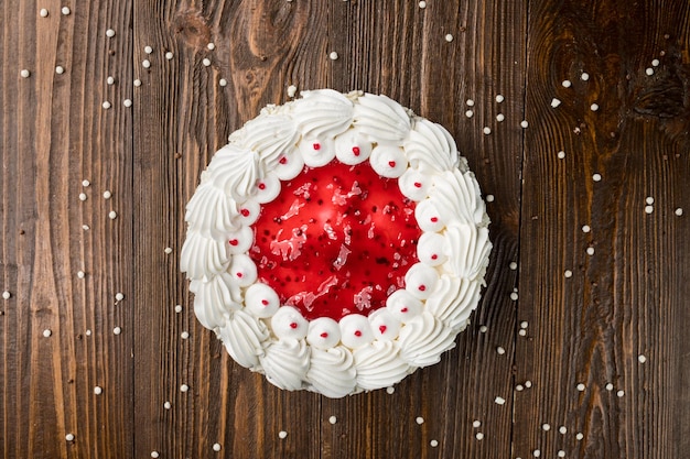 Dessert della torta di fragole con le caramelle su fondo di legno