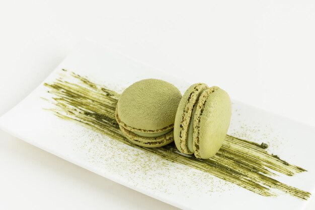 Dessert di amaretti matcha su sfondo bianco