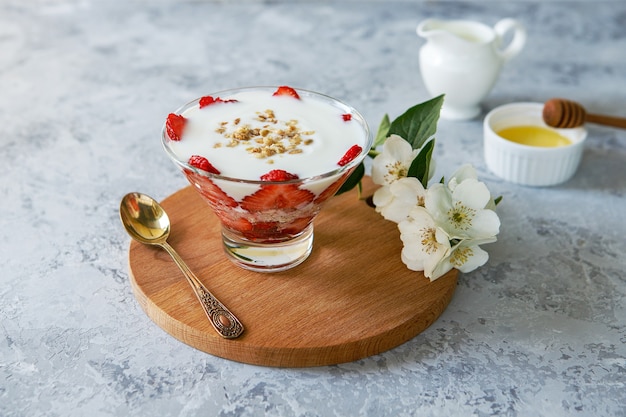 Dessert di farina d'avena con fragole fresche