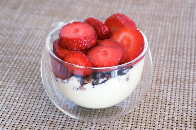 Dessert di fragole e yogurt