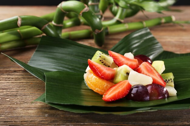 Dessert di frutta sulla foglia verde sul tavolo