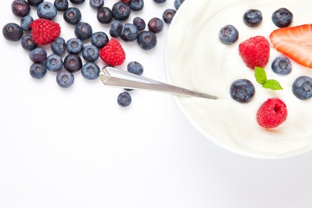 Dessert di frutti di bosco con crema