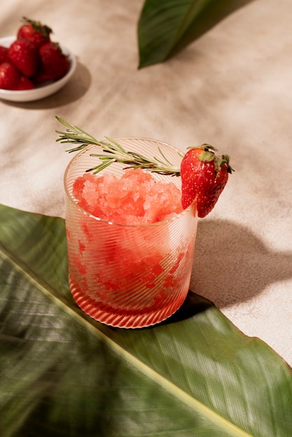 Dessert di granita con composizione di fragole