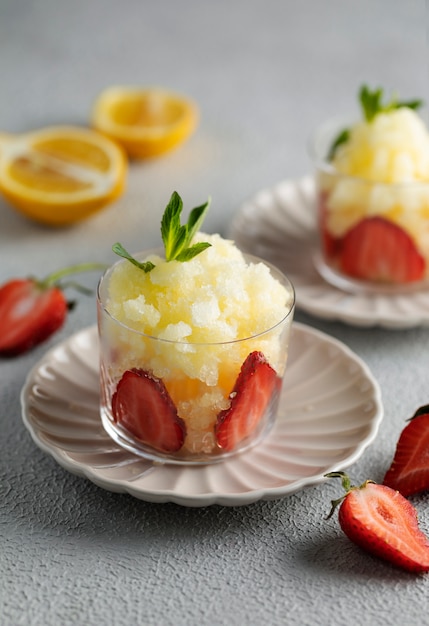 Dessert di granita gustoso ad alto angolo con fragola