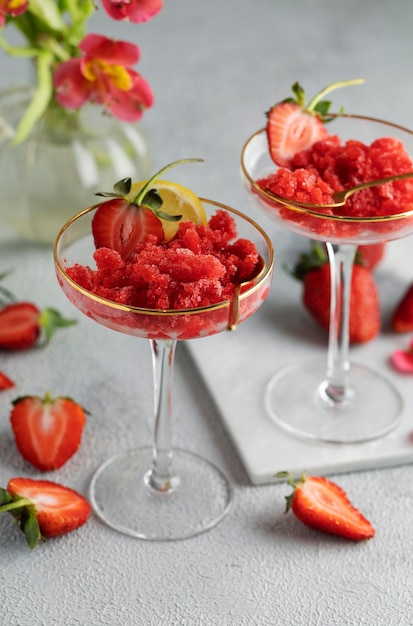 Dessert di granita gustoso ad alto angolo con natura morta alla fragola