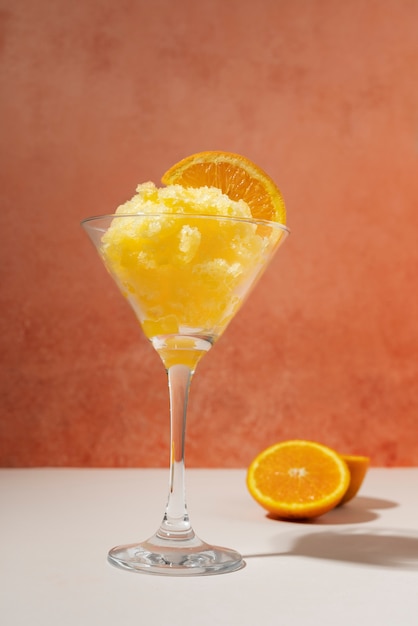 Dessert di granita gustoso ad angolo basso con arancia