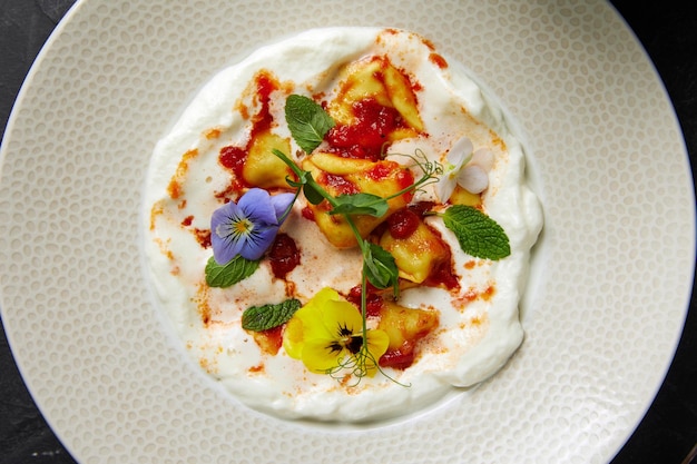 Dessert di latticini sano con frutta e marmellata sul piatto