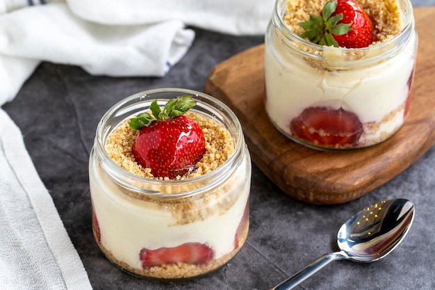 Dessert di magnolia a fragola dessert di magnalia su sfondo scuro prelibatezze della cucina mondiale da vicino