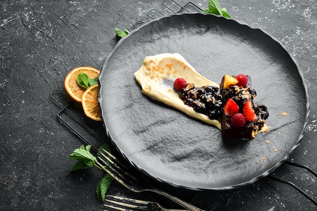 Dessert di marmellata con frutti di bosco e panna Vista dall'alto Spazio libero per il testo