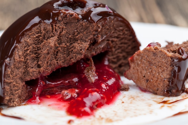 Dessert di marmellata di lamponi e torta burro e cioccolato, torta al cioccolato con ripieno di marmellata di lamponi