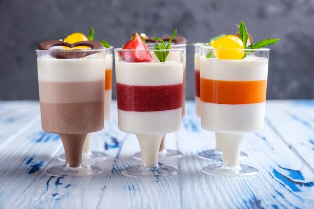 Dessert di mousse in bicchieri da vino