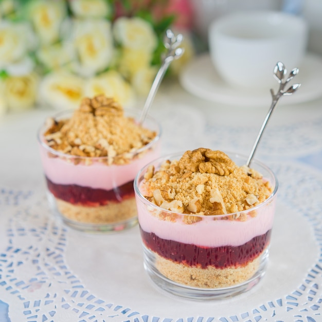 Dessert di noci in bicchieri di vetro con marmellata di frutti di bosco