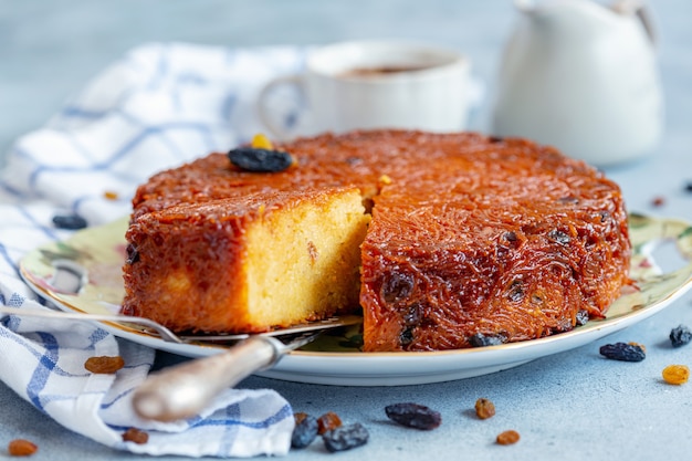 dessert di noodles al forno su un piatto