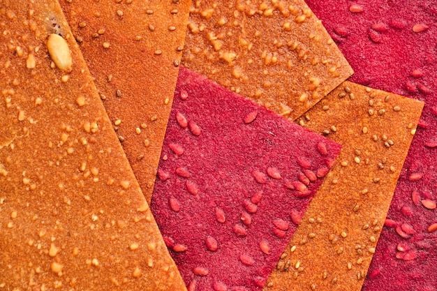 Dessert di pastiglia di frutta e bacche di sfondo con noci e semi