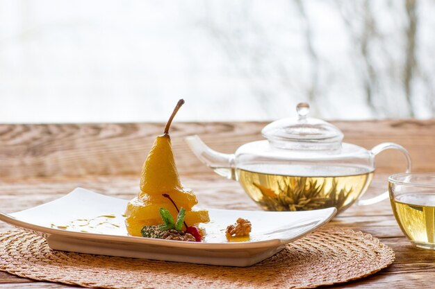 Dessert di pere con tisana sul tavolo
