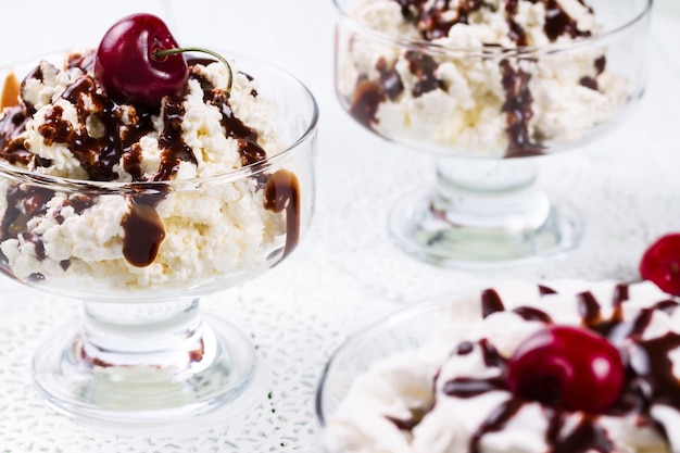 Dessert di ricotta con cioccolato e frutti di bosco