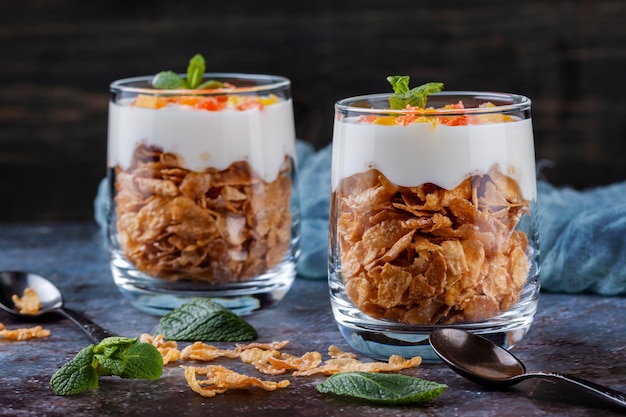 Dessert di ricotta con cornflakes in bicchieri