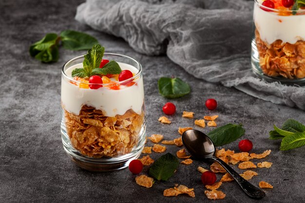 Dessert di ricotta con cornflakes in un bicchiere