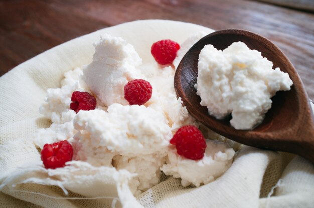 Dessert di ricotta con lampone