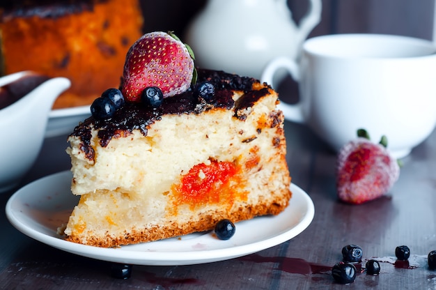 Dessert di ricotta con salsa al cioccolato e albicocche secche,