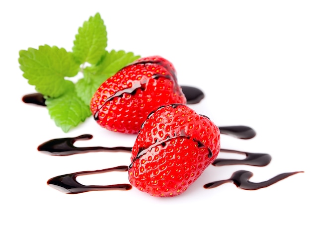 Dessert di sciroppo di fragole e cioccolato