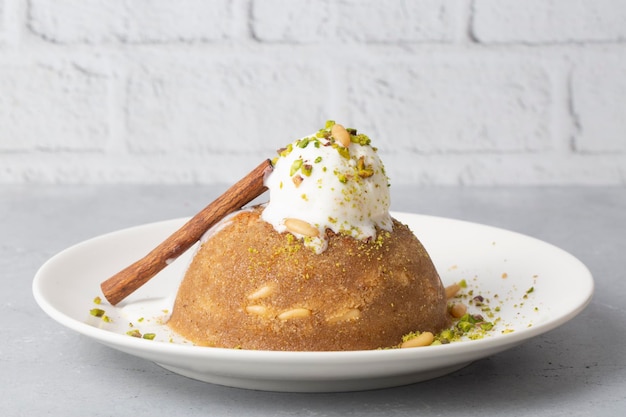 Dessert di semola con gelato nome turco dondurmali irmik helvasi