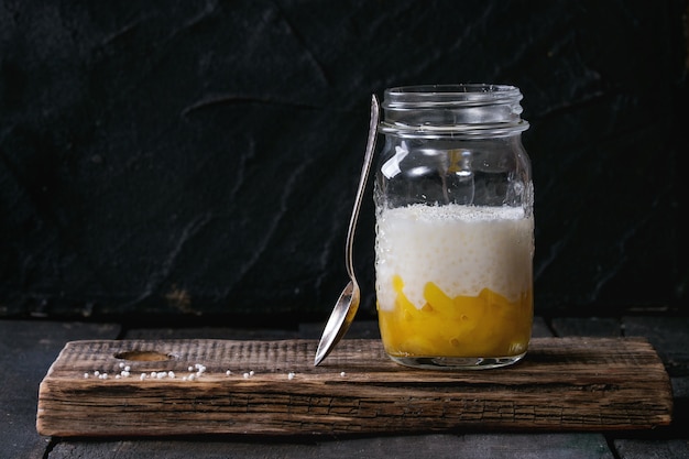 Dessert di tapioca con mango