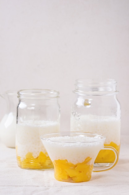 Dessert di tapioca con mango