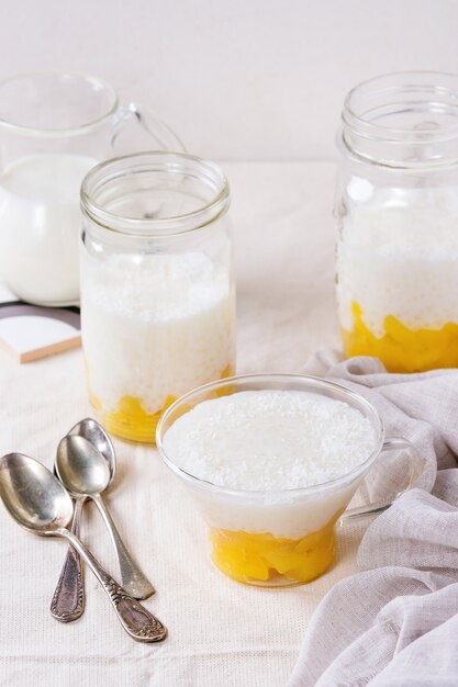 Dessert di tapioca con mango